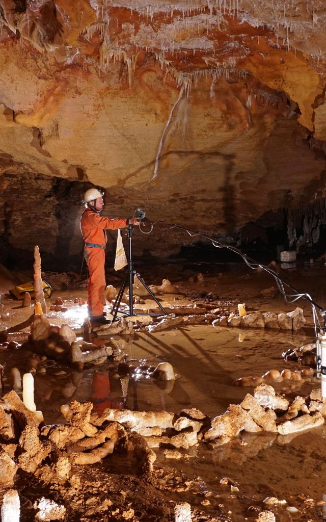 Prise de mesures pour létude archéo-magnétique de la grotte de Bruniquel, Tarn-et-Garonne. Cette grotte comporte des structures aménagées datées denviron 176 500 ans. Léquipe scientifique a développé un nouveau concept, celui de 