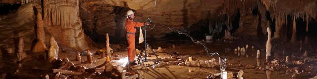 Prise de mesures pour létude archéo-magnétique de la grotte de Bruniquel, Tarn-et-Garonne. Cette grotte comporte des structures aménagées datées denviron 176 500 ans. Léquipe scientifique a développé un nouveau concept, celui de 