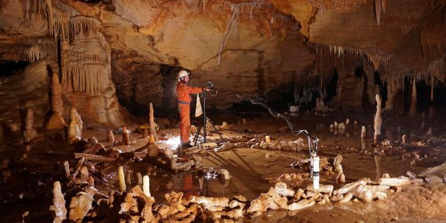 Prise de mesures pour létude archéo-magnétique de la grotte de Bruniquel, Tarn-et-Garonne. Cette grotte comporte des structures aménagées datées denviron 176 500 ans. Léquipe scientifique a développé un nouveau concept, celui de 