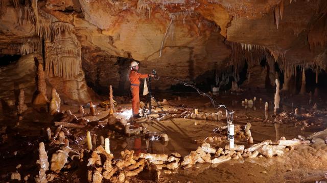 Prise de mesures pour létude archéo-magnétique de la grotte de Bruniquel, Tarn-et-Garonne. Cette grotte comporte des structures aménagées datées denviron 176 500 ans. Léquipe scientifique a développé un nouveau concept, celui de 