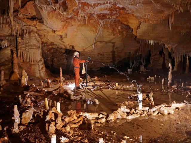 Prise de mesures pour létude archéo-magnétique de la grotte de Bruniquel, Tarn-et-Garonne. Cette grotte comporte des structures aménagées datées denviron 176 500 ans. Léquipe scientifique a développé un nouveau concept, celui de 