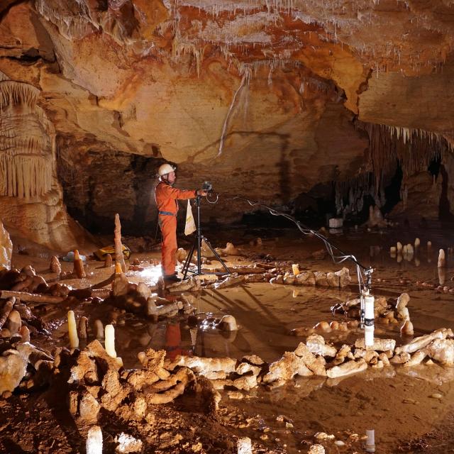 Prise de mesures pour létude archéo-magnétique de la grotte de Bruniquel, Tarn-et-Garonne. Cette grotte comporte des structures aménagées datées denviron 176 500 ans. Léquipe scientifique a développé un nouveau concept, celui de 