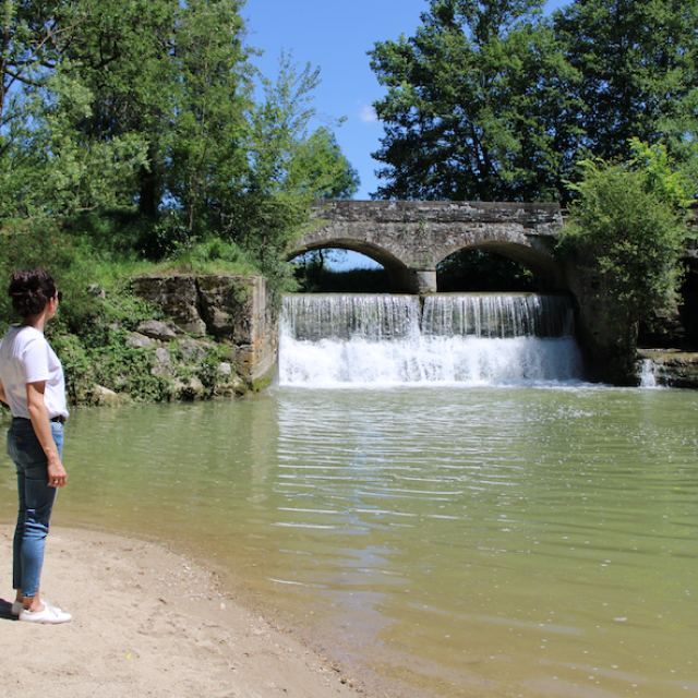 Adt82 Emilie Devant Le Pont Cascade De Pontalaman