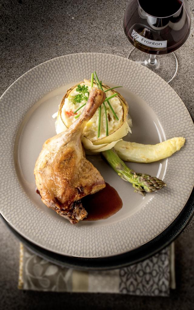 Recette de Cuisse de canard confite, réduction de négrette aux oignons rouges