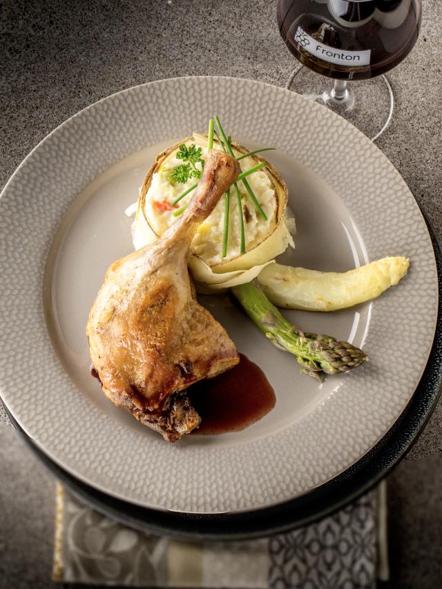 Recette de Cuisse de canard confite, réduction de négrette aux oignons rouges