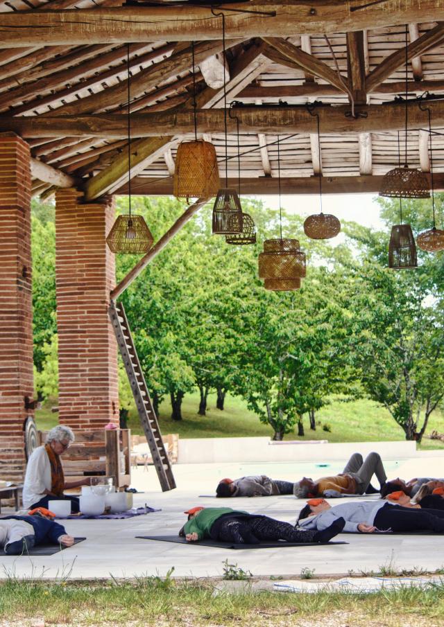 Séance de yoga au Domaine de l'Ostalas