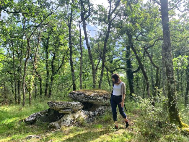 Romy Devant La Tombe Du Geant