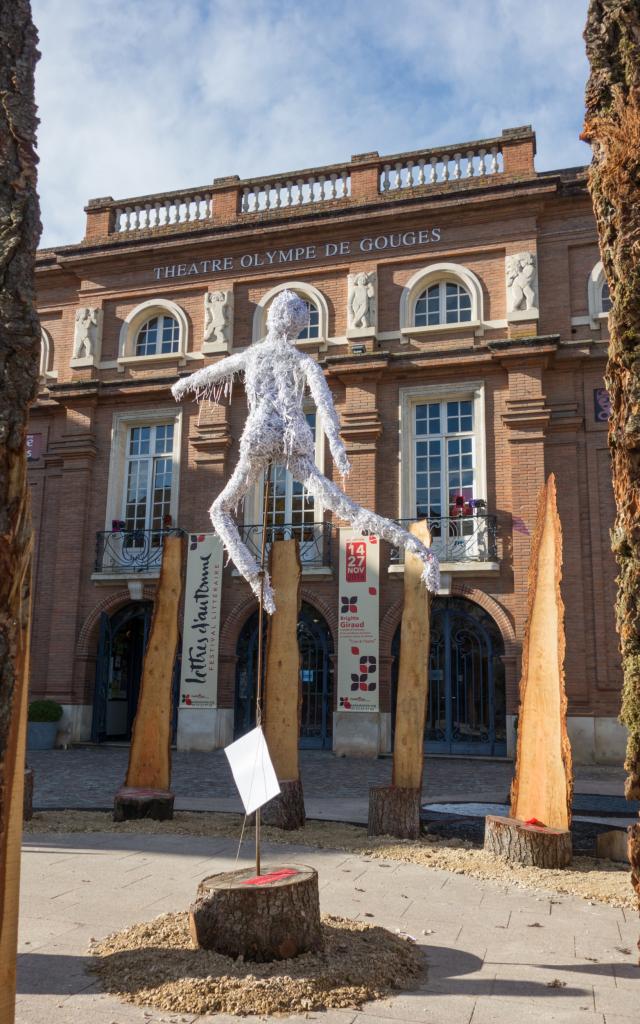 Exposition en face du Théâtre Olympe de Gouges pour le festival lettres d'automne