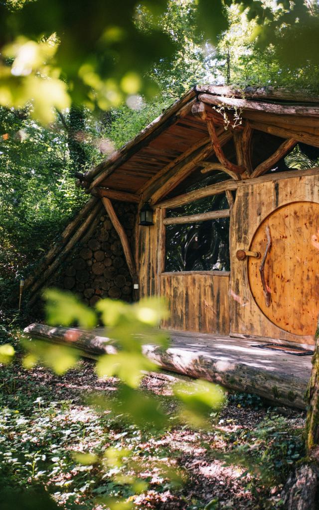 Maison de hobbit à la colline de boutiès