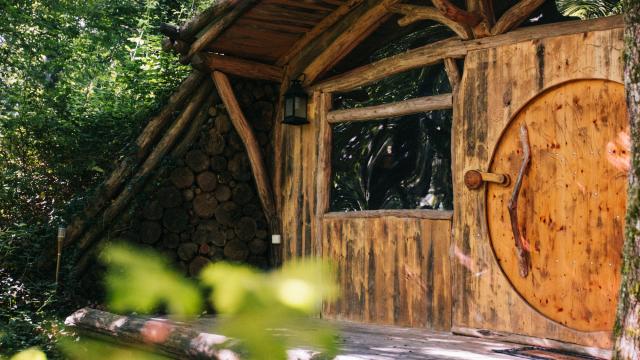 Maison de hobbit à la colline de boutiès