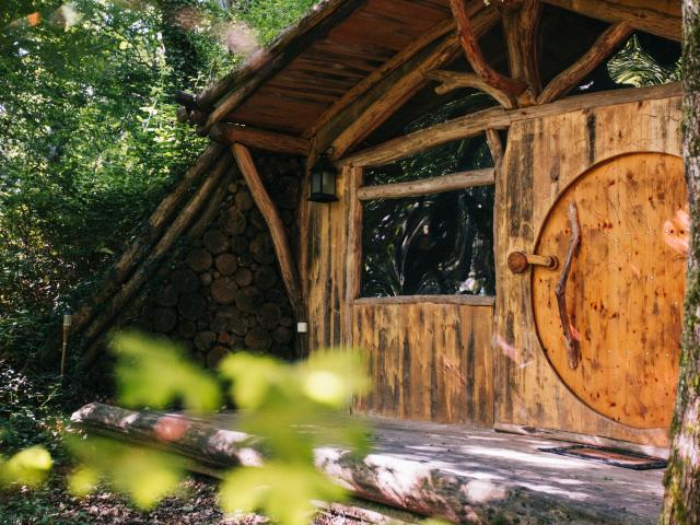 Maison de hobbit à la colline de boutiès