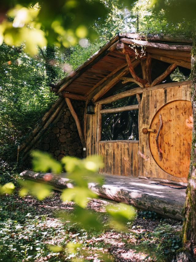 Maison de hobbit à la colline de boutiès