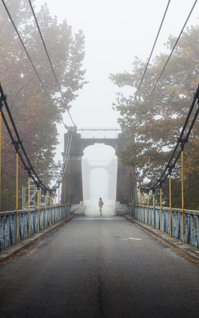 Le pont Coudol sous la brume hivernale à Saint-Nicolas-de-la-Grave