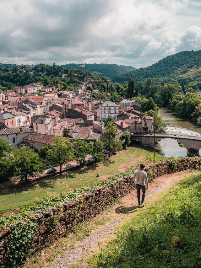 Village de Laguépie et la rivière du Viaur