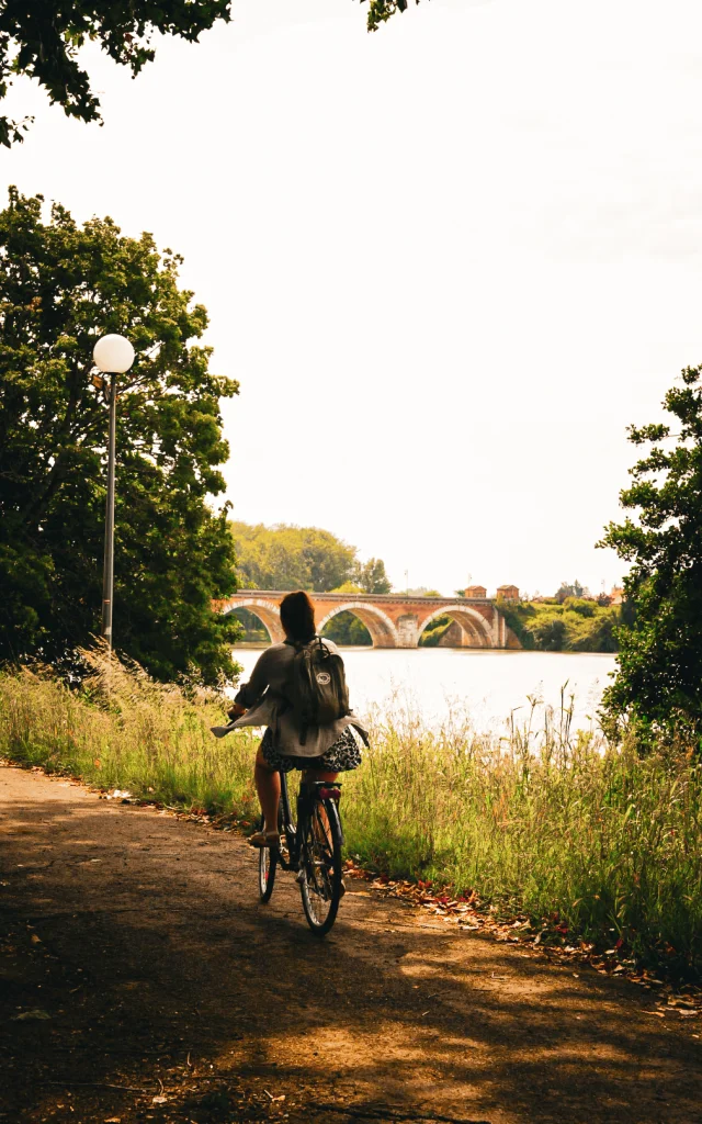 Vue sur le Pont Cacor depuis la Vélo Voie Verte du Canal des Deux Mers