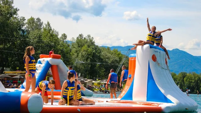 Jeux aquatiques gonflables au Wam Park de Bressols