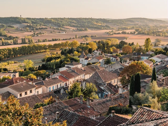 Point de vue sur les toits et les coteaux de Lauzerte